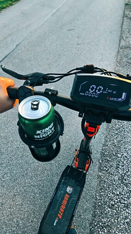A regular cup holder? Not here! My custom design lets your can (small or large) move with the scooter — no spills, full stability. A mini gyroscope on wheels! Hashtags: #gyroscope #tinkerproject #drinkontheride #stabilizer #tiktoktech