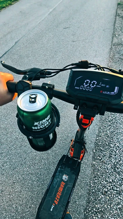 A regular cup holder? Not here! My custom design lets your can (small or large) move with the scooter — no spills, full stability. A mini gyroscope on wheels! Hashtags: #gyroscope #tinkerproject #drinkontheride #stabilizer #tiktoktech